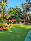 Hiru Om Ayurveda Resort Garten mit tropischer Bepflanzung