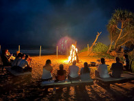 Barbeque am Kirinda Beach mit Lagerfeuer und traditioneller Musik